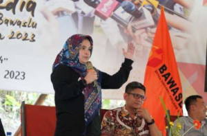 Badan Pengawas Pemilu Republik Indonesia (Bawaslu RI) mengingatkan masyarakat untuk membedakan antara alat peraga sosialisasi dan alat peraga kampanye